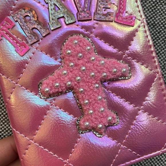 ✈️ NWT Miss Gwen’s OMG Passport Holder with Pink Iridescent beaded detailing - Picture 12 of 17